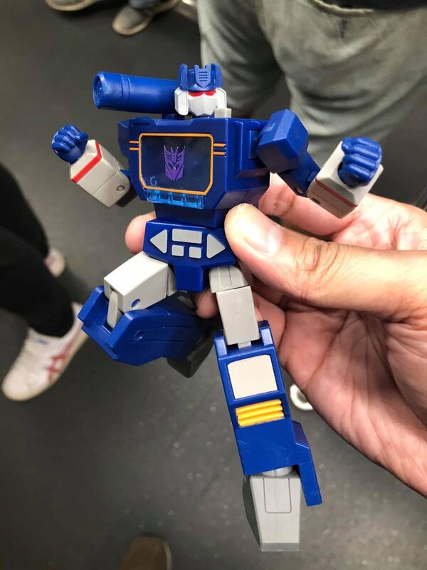 Transformers RED Soundwave In Hand Images  (9 of 9)